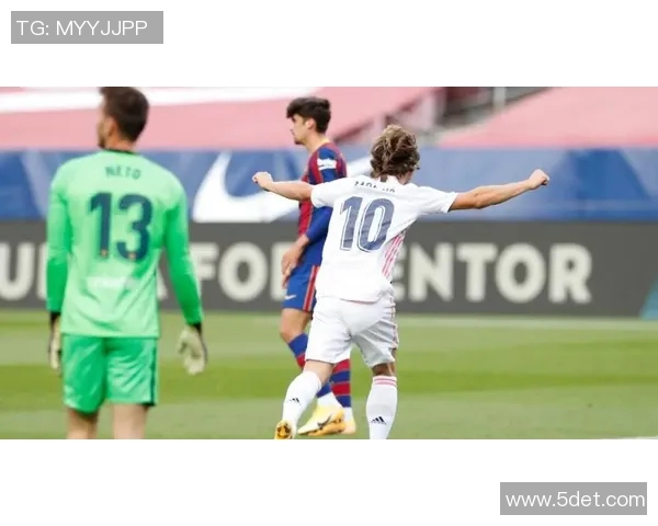 皇马一箭双雕！本泽马传射+伊斯科绝杀，客场2-1力克瓦伦西亚